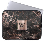 Elegantes Schwarzes Marmor Rose Gold Monogramm Laptopschutzhülle (Vorderseite)