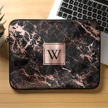 Elegantes Schwarzes Marmor Rose Gold Monogramm Laptopschutzhülle<br><div class="desc">Der elegante Laptop-Ärmel ist mit einem schwarzen Marmor-Hintergrund versehen,  der mit goldenen Venen aus der Rose geschmückt ist. Personalisieren Sie es mit Ihrem Monogramm Initial in Schwarz auf einer Rose goldgebürstetes Metallquadrat.</div>