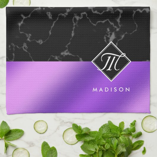 Elegantes Schwarzes Marmor und Lila Foil Monogramm Geschirrtuch (Gefaltet)