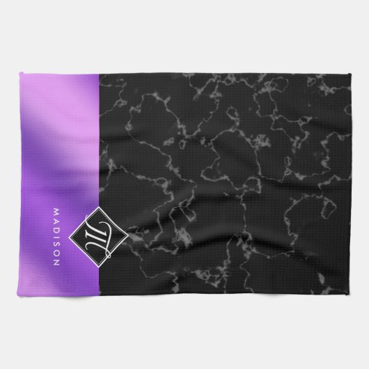 Elegantes Schwarzes Marmor und Lila Foil Monogramm Geschirrtuch (Horizontal)