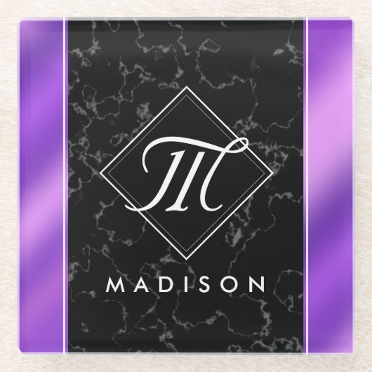 Elegantes Schwarzes Marmor und Lila Foil Monogramm Glasuntersetzer (Vorderseite)