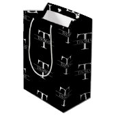 Elegantes Schwarzes Monogramm-Individuelle Name-Mu Mittlere Geschenktüte (Rückseite Schrägansicht)