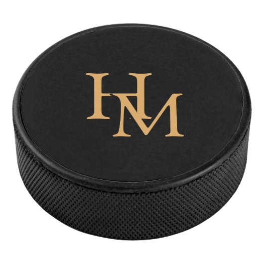 Elegantes schwarzes Puck mit goldener Monogrammbes (3/4)