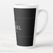 Elegantes schwarzes Silber-Monogramm personalisier Milchtasse (Rechts)