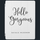 Elegantes Schwarzes Skript Hallo Gorgeous iPad Hülle<br><div class="desc">Ein schicker schwarz-weiße Pad-Cover mit den Worten,  Hallo herrlich.Personalisiere ihn mit deinem Namen. Ein schönes Cover zum Schutz Ihres Pads. Spaß für die Rückkehr in die Schule für Mädchen,  oder für einen Abschluss Geschenk. Entworfen für Sie von BlackBerry Boulevard.</div>