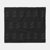 Elegantes schwarzes und graues Initial-Monogramm Fleecedecke (Vorderseite (Horizontal))