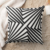 Elegantes Schwarzes Winkelmuster Weiß Kissen (Decke)