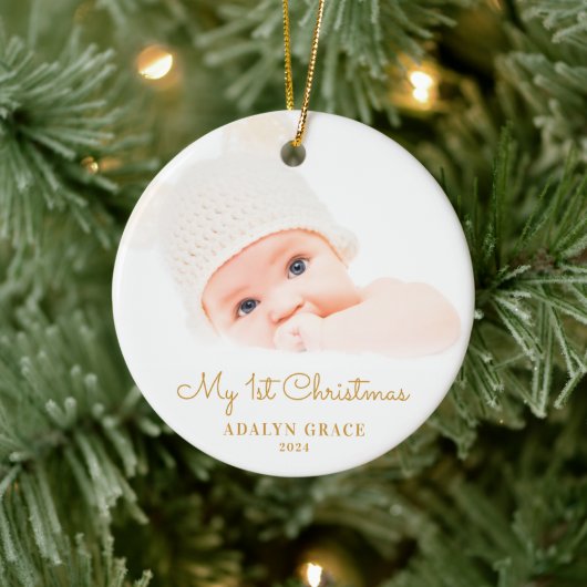 Elegantes Script Baby's First Christmas Foto Gold Keramik Ornament (Baum)