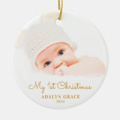 Elegantes Script Baby's First Christmas Foto Gold Keramik Ornament (Vorne)