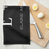 Elegantes Script Black and White Monogram Personal Geschirrtuch (Viertel Falte)