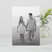 Elegantes Script Black and White Wedding Foto Save The Date (Stehend Vorderseite)