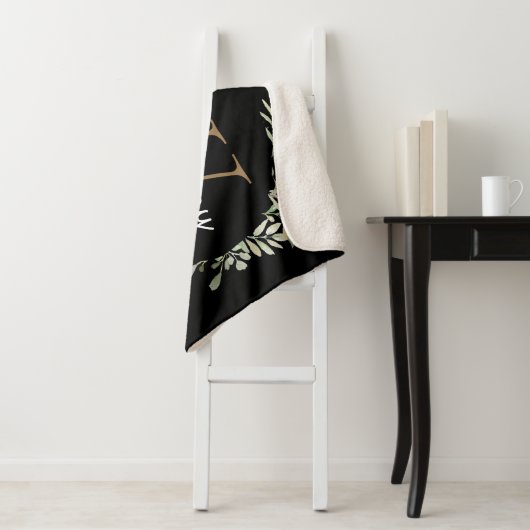 Elegantes Script Black Gold Monogram Greenery Sherpadecke (Beispiel)