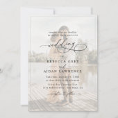 Elegantes Script Black & White Foto Hochzeit Einladung (Vorderseite)