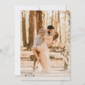 Elegantes Script Black & White Foto Hochzeit Einladung (Rückseite)