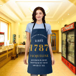 Elegantes Script Blue Gold Baking Schürze<br><div class="desc">Erstellen Sie etwas Einzigartiges mit der eleganten Script Blue Gold Baking Schürze von Zazzle. Diese personalisierte Schürze ist die perfekte Art, Backfertigkeiten zu feiern. Personalisieren Sie es mit dem Namen und dem Jahr für einen einmaligen Look. Egal, ob sie gut darin sind, in der Küche schmackhafte Leckereien zu backen oder...</div>