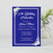 Elegantes Script Blue White Rose 50. Geburtstag Einladung (Stehend Vorderseite)