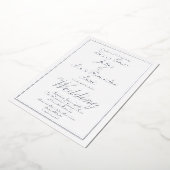 Elegantes Script Border Wedding Pressed Silver Folieneinladung (Gedreht)
