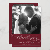 Elegantes Script Burgundy Modern Wedding Foto Dankeskarte (Vorne/Hinten)