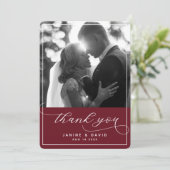 Elegantes Script Burgundy Modern Wedding Foto Dankeskarte (Stehend Vorderseite)