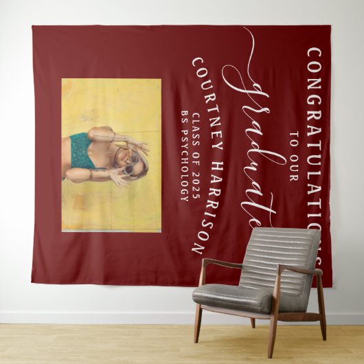 Elegantes Script Calligraphy Abschluss Foto Maroon Wandteppich (Beispiel (Horizontal))