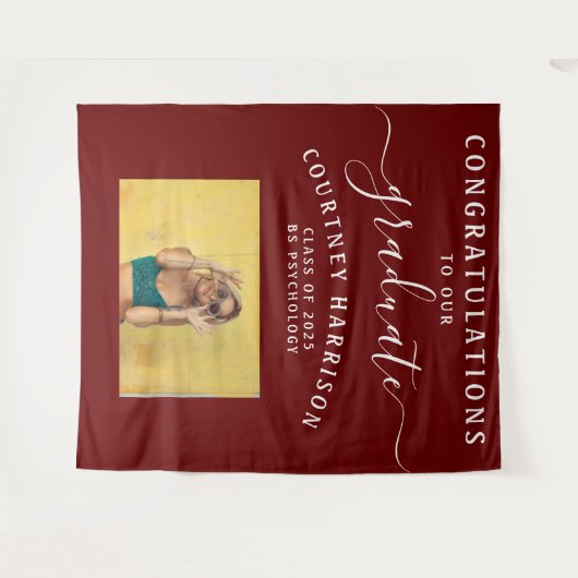 Elegantes Script Calligraphy Abschluss Foto Maroon Wandteppich (Vorderseite (Horizontal))