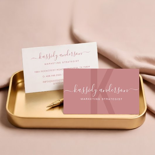 Elegantes Script Calligraphy Monogram Logo Pink Visitenkarte