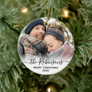 Elegantes Script Couple Name Foto Frohe Weihnachte Keramik Ornament