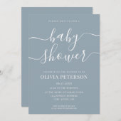 Elegantes Script Dusty Blue Baby Shower Einladung (Vorne/Hinten)