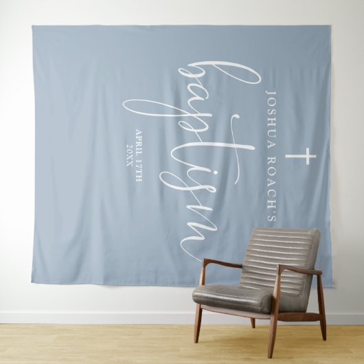 Elegantes Script Dusty Blue Baptism Foto Hintergru Wandteppich (Beispiel (Horizontal))