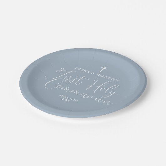 Elegantes Script Dusty Blue First Holy Communion Pappteller (Schrägansicht)