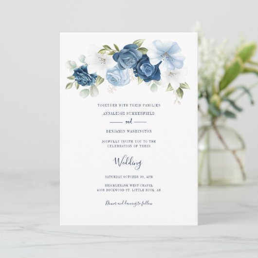 Elegantes Script Dusty Blue Floral Wedding Einladung (Stehend Vorderseite)