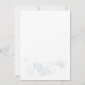 Elegantes Script Dusty Blue Floral Wedding Einladung (Rückseite)