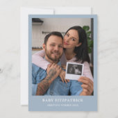 Elegantes Script Dusty Blue Foto Baby Shower Einladung (Rückseite)