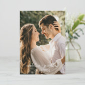 Elegantes Script Dusty Blue Foto QR Code Hochzeit Einladung (Stehend Vorderseite)