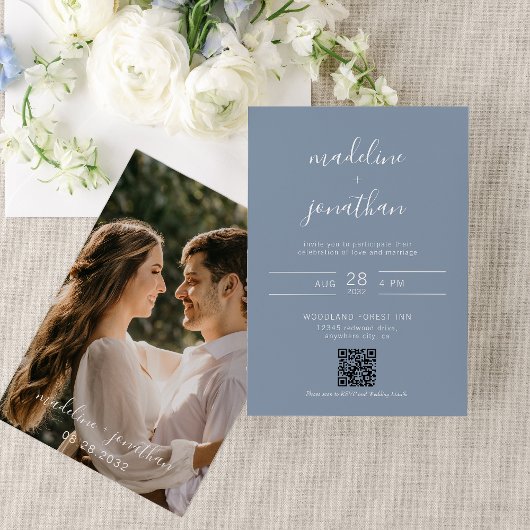 Elegantes Script Dusty Blue Foto QR Code Hochzeit Einladung