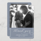 Elegantes Script Dusty Blue Modern Wedding Foto Dankeskarte (Vorne/Hinten)