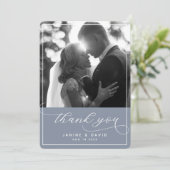 Elegantes Script Dusty Blue Modern Wedding Foto Dankeskarte (Stehend Vorderseite)
