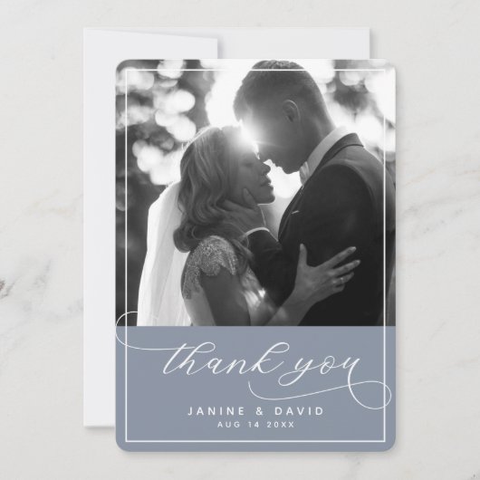 Elegantes Script Dusty Blue Modern Wedding Foto Dankeskarte (Vorderseite)