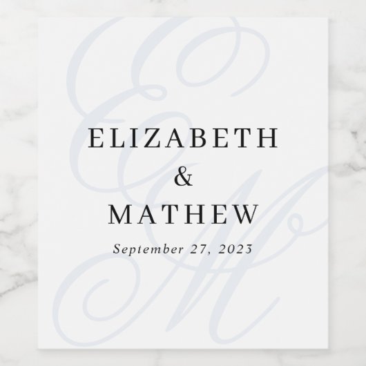Elegantes Script Dusty Blue Monogram Wedding Weinetikett (Einzelnes Label)