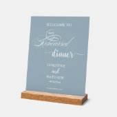 Elegantes Script Dusty Blue Probe Dinner Willkomme Acrylschild (Winkel)