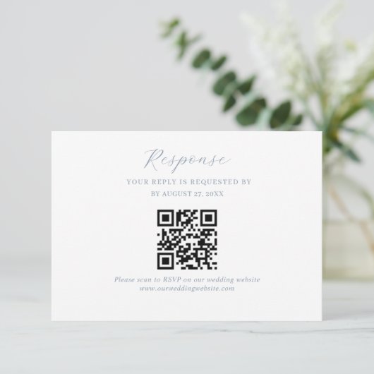 Elegantes Script Dusty Blue Wedding QR Code UAwg Begleitkarte (Stehend Vorderseite)