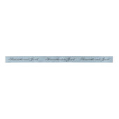 Elegantes Script Dusty Blue Wedding Satinband (Vorderseite)