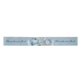 Elegantes Script Dusty Blue Wedding Satinband (Vorderseite)