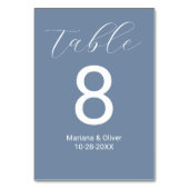 Elegantes Script Dusty Blue Wedding Tischnummer (Vorderseite)