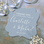 Elegantes Script Dusty Blue Wedding Vielen Dank Geschenkanhänger<br><div class="desc">Dieses elegante,  staubige blau-weiße Anhänger mit seinen charakteristischen Stilnamen kann mit Ihren besonderen Dankeschön-Details in schicken weißen Schriftzeichen personalisiert werden. Entwickelt von Thisisnotme©</div>