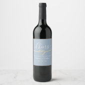 Elegantes Script Dusty Blue Wedding Wine Label Weinetikett (Vorderseite)