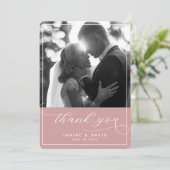 Elegantes Script Dusty Pink Modern Wedding Foto Dankeskarte (Stehend Vorderseite)