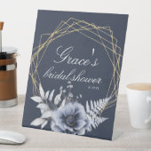 Elegantes Script Floral Dusty Blue Brautparty Sockelschild (In Situ)