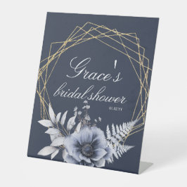 Elegantes Script Floral Dusty Blue Brautparty Sockelschild