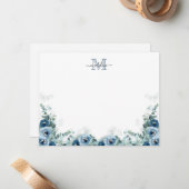 Elegantes Script Floral Dusty Blue Monogram Mitteilungskarte (Vorderseite/Rückseite Beispiel)